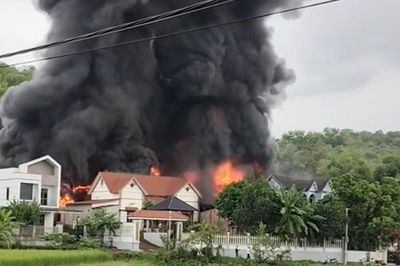 Cháy nhà xưởng ở Hà Nội, khói đen bốc cao