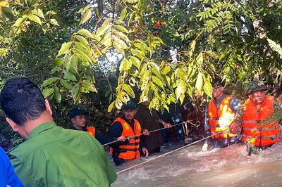 Nước lũ dữ cuốn trôi hai người đi cắm trại, một thanh niên tử vong