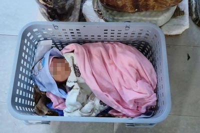 Bé trai 2 ngày tuổi bị bỏ rơi trong đêm ở TP Quảng Ninh