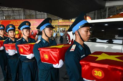 Xúc động máy bay quân sự chở đợt lớn nhất: 15.401 mẫu hài cốt liệt sĩ ra Hà Nội