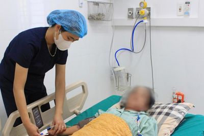 Gia đình 4 người phải đi viện sau bữa trưa có món rau trồng trong vườn nhà