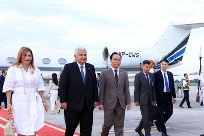 Tổng thống Panama và phu nhân đến Hà Nội, lần đầu thăm Việt Nam