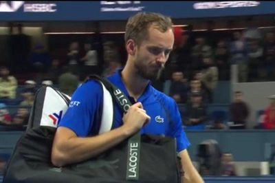 Medvedev bị xử thua vì hành động gây sốc, Djokovic vào chung kết China Open
