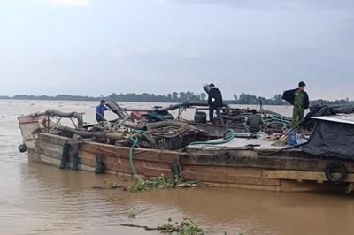 Bắt quả tang 2 ghe gỗ khai thác cát trái phép trên tuyến Sông Hậu