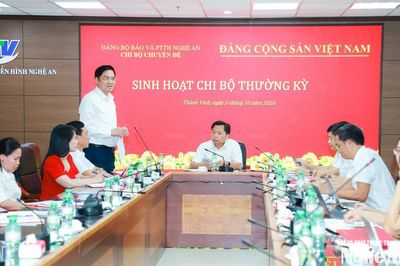 Phó Bí thư Thường trực Tỉnh ủy Hoàng Nghĩa Hiếu dự sinh hoạt chi bộ tại Đảng bộ Báo và phát thanh, truyền hình Nghệ An
