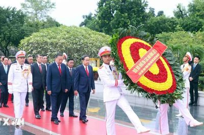 Lãnh đạo Đảng, Nhà nước đặt vòng hoa tại Đài tưởng niệm các Anh hùng liệt sỹ