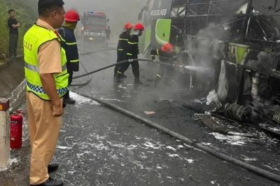 Lào Cai: Xe khách bốc cháy trên đường đèo