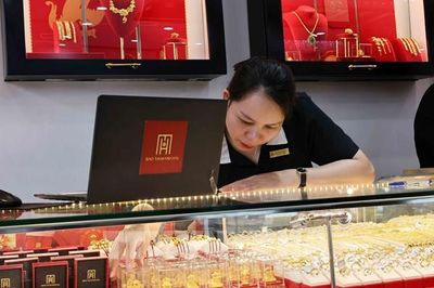 Giá vàng SJC 'án binh bất động' dù giá vàng thế giới tăng