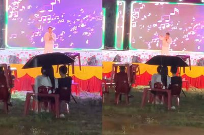Nam ca sĩ Việt dầm mưa hát hội chợ chỉ vài người xem, dân mạng xót xa