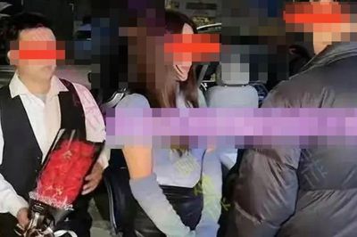 Đến đón bạn gái tan làm với bó hoa trên tay, chàng trai chết lặng trước cảnh tượng khó tin