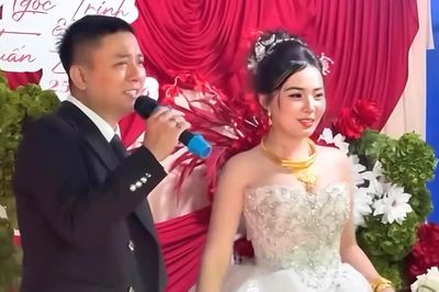 Đám cưới Hoài Lâm, cô dâu Ngọc Trinh đeo vàng trĩu cổ