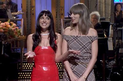 Taylor Swift diện váy kẻ caro sành điệu khi xuất hiện cùng Dakota Johnson