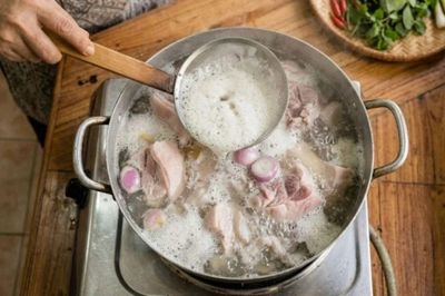Nước luộc thịt nổi nhiều bọt có nguy hiểm không? Sự thật nhiều người chưa biết