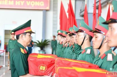Quân khu 9 vận chuyển 15.401 mẫu hài cốt liệt sĩ bằng máy bay quân sự