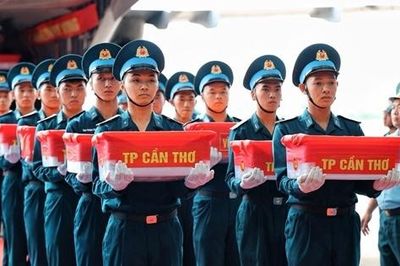 Máy bay quân sự đưa hơn 15.000 mẫu hài cốt liệt sĩ ra Hà Nội giám định ADN