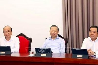 Ngày làm việc thứ nhất Hội nghị Trung ương 4, khóa XIV