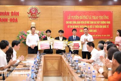 Trao thưởng cho học sinh đoạt Huy chương Vàng Olympic Thiên văn và Vật lý thiên văn quốc tế