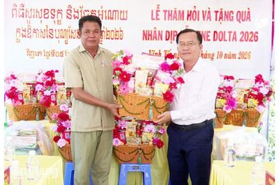 Vĩnh Tế trao 113 phần quà tại Campuchia nhân lễ Sen Dolta