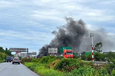 Xe đầu kéo cháy lốp trên cao tốc Hà Nội - Bắc Giang, giao thông ùn tắc nhiều giờ