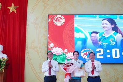 Trà Tân khen thưởng đột xuất nữ sinh viên Ca Dong vô địch bóng chuyền toàn quốc