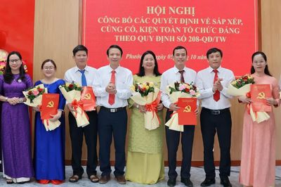 Đảng ủy xã Phước Hà công bố các quyết định thành lập 9 chi bộ trực thuộc
