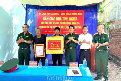 Bàn giao nhà tình nghĩa cho thương binh tại xã Bắc Khánh Vĩnh