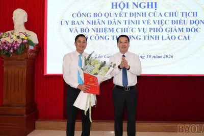 Chủ tịch UBND tỉnh Nguyễn Tuấn Anh dự, trao quyết định bổ nhiệm chức vụ Phó Giám đốc Sở Công Thương