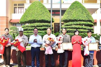 Đức An khen thưởng 2 tập thể, 10 cá nhân trong công tác giải phóng mặt bằng