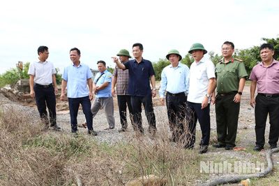 Đồng chí Phó Chủ tịch UBND tỉnh Trần Anh Dũng kiểm tra xử lý vi phạm pháp luật về đê điều tại một số địa phương