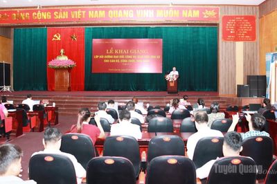 Gần 100 cán bộ, công chức được bồi dưỡng đạo đức công vụ, giao tiếp, ứng xử