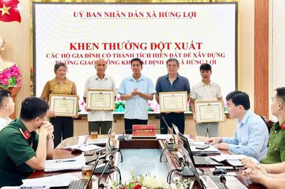 Hùng Lợi khen thưởng 6 hộ dân tự nguyện hiến đất làm đường