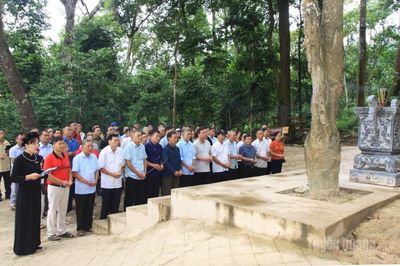 Đoàn đại biểu người có uy tín trong đồng bào DTTS dâng hương tại Khu di tích quốc gia đặc biệt Tân Trào