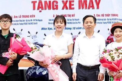 Nhà giáo Nguyễn Xuân Khang tặng xe máy giáo viên vùng cao