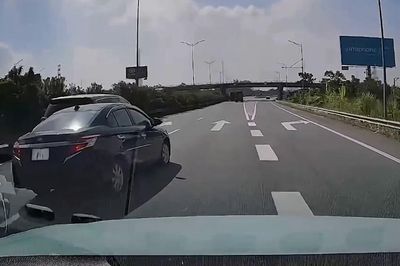 Ô tô chuyển làn ẩu, xe phía sau suýt va chạm