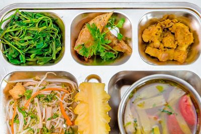 Nghĩ từ đề xuất miễn thuế cho doanh nghiệp cung cấp suất ăn
