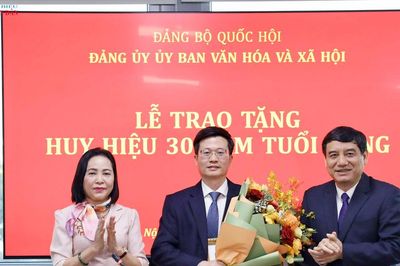 Phó Chủ tịch Quốc hội Nguyễn Thị Thanh dự Lễ Trao tặng huy hiệu 30 năm tuổi Đảng
