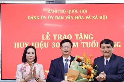Lễ Trao tặng huy hiệu 30 năm tuổi Đảng