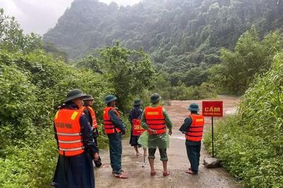 Mưa lớn kéo dài, cảnh báo lũ quét, sạt lở tại miền Trung