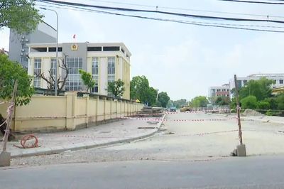Ngổn ngang dự án chậm tiến độ trước cổng trường học