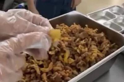 Vụ cơm bán trú 'toàn tóp mỡ': Trường tổ chức bữa ăn trở lại từ 5/10