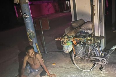 Người đàn ông ngồi bên chiếc xe đạp cũ chở nhiều phế liệu giữa đêm và câu chuyện ấm lòng phía sau