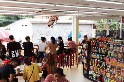 Chỉ có 1-2 nhân viên, tại sao cửa hàng tiện lợi vẫn bày cả chục bộ bàn ghế?