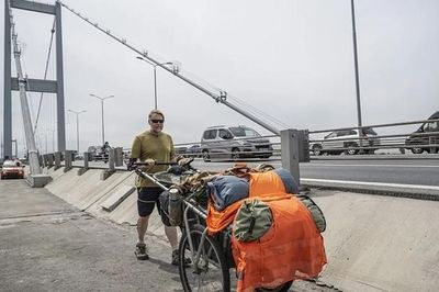 Người đàn ông quyết đi bộ vòng quanh thế giới, 28 năm nay chưa về nhà
