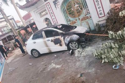 Ô tô bốc cháy ở Hà Nội, nghi bị phóng hỏa