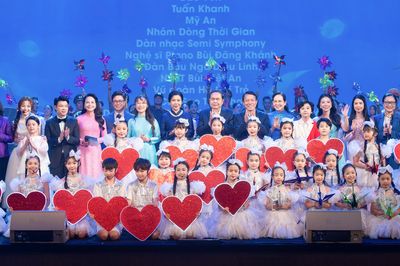 Chủ tịch Quốc hội dự chương trình nghệ thuật 'Kết nối yêu thương'