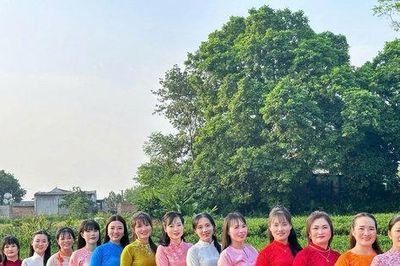 Phụ nữ Hà Nội hưởng ứng 'Tháng áo dài' và Tháng cao điểm 'Vì người nghèo'