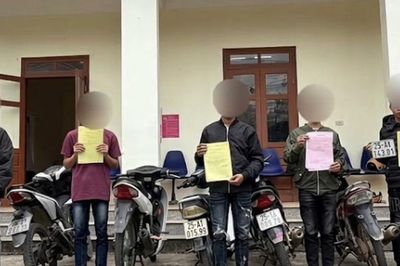 Điều khiển xe máy chưa đủ tuổi, không gương, không giấy phép lái xe, 5 thanh thiếu niên bị xử phạt