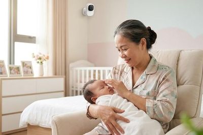Lên thành phố trông cháu nội, tôi ngậm ngùi trở về quê vì chiếc camera phòng ngủ