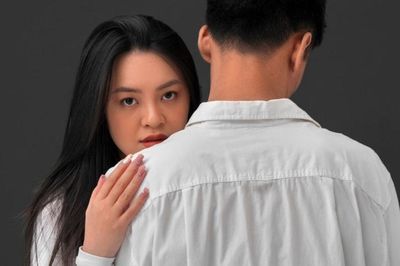 Chồng ngoại tình nhiều năm vẫn không chịu ly hôn, còn đề nghị 1 điều khiến vợ chết lặng