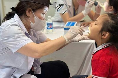 Nhân viên y tế trường học có bắt buộc chuẩn hóa trình độ khi nâng bậc?